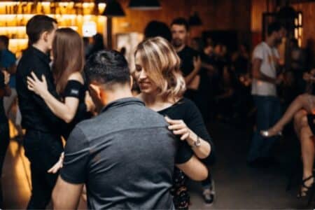 Movimientos caribeños: Ven a Bailar Salsa en Valencia