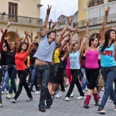 Ritmo y Sorpresa: Tu Guía para una Experiencia Flashmob Latina en Valencia