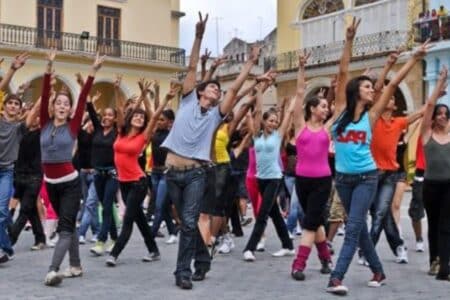 Atrévete a disfrutar la nueva experiencia flashmob salsa en Valencia