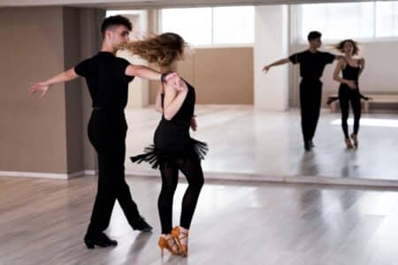 Clases de salsa en Valencia: Disfruta la pasión de este baile caribeño