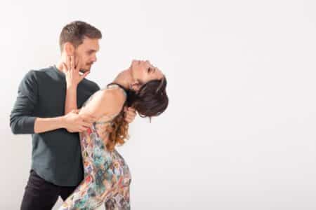 Descubre el ritmo latino en Valencia: ¡Aprende a bailar con Andrés y Marta en Bachata School!