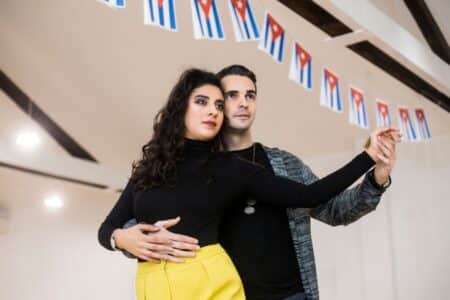 Bailar salsa en Valencia: encuentra tu mejor versión sobre la pista