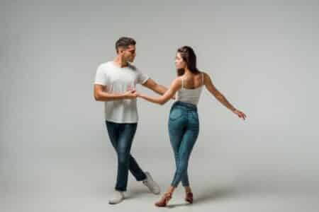 Deja que el ritmo te conquiste: clases particulares de bachata sensual en Valencia