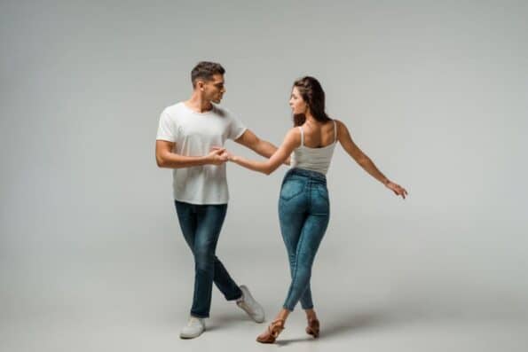 Bailar bachata en Valencia