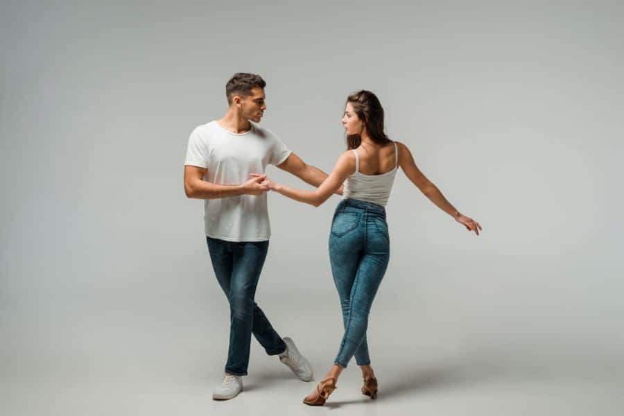 Bailar bachata en Valencia